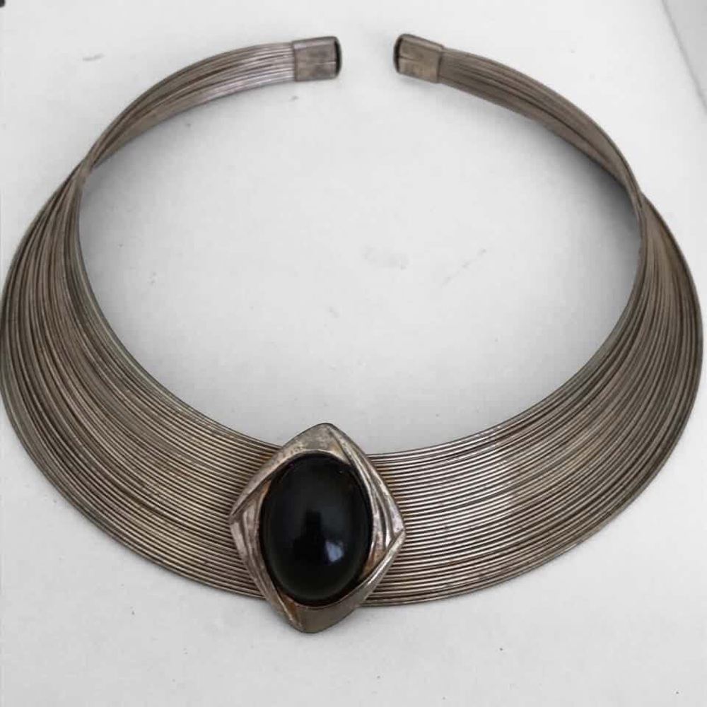 Vintage 80s Wire Torque Black Cabochon Necklace